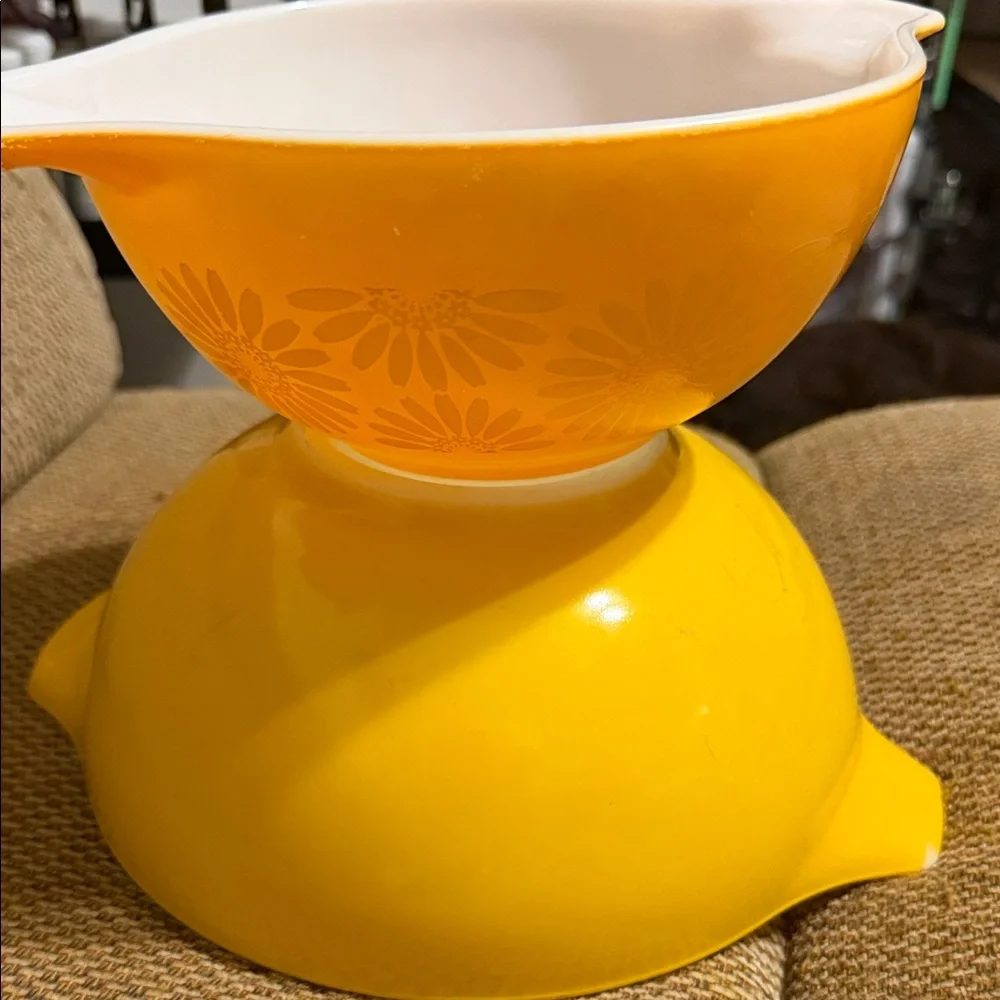Vintage Pyrex nesting Yellow Mixing Bowl with White Interior - Home Kitchen